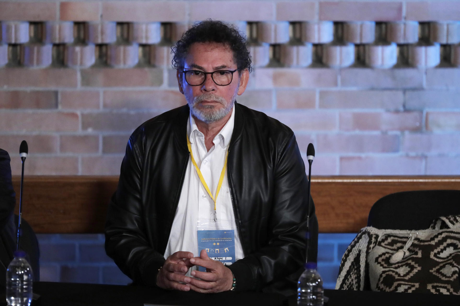 Pastor Alape, exintegrante del secretariado de las FARC, fue captado este jueves, 31 de julio, al asistir la primera Audiencia Pública de Verificación del denominado 'Caso 01', que la Jurisdicción Especial para la Paz (JEP) adelanta contra siete exjefes del extinta guerrilla por 21.000 casos de secuestro, en Bogotá (Colombia). EFE/Carlos Ortega