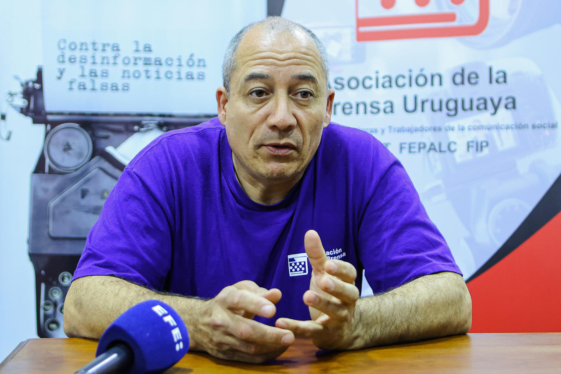 El camarógrafo y secretario general de la Asociación de la Prensa Uruguaya (APU), Rody Olivera, habla durante una entrevista con EFE sobre el documental "Un amor compañero", este viernes, en la sede de APU en Montevideo (Uruguay). EFE/ Gastón Britos

