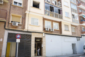 Vista de la vivienda (segundo piso) en Zaragoza donde se produjo un incendio de madrugada que causó heridas graves a un niño de 5 años. EFE/ Javier Cebollada