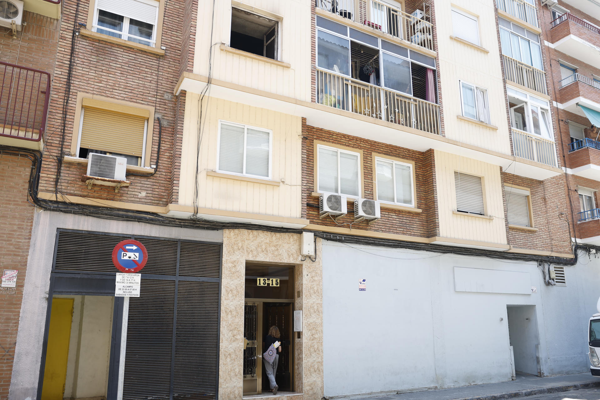 Vista de la vivienda (segundo piso) en Zaragoza donde se produjo un incendio de madrugada que causó heridas graves a un niño de 5 años. EFE/ Javier Cebollada