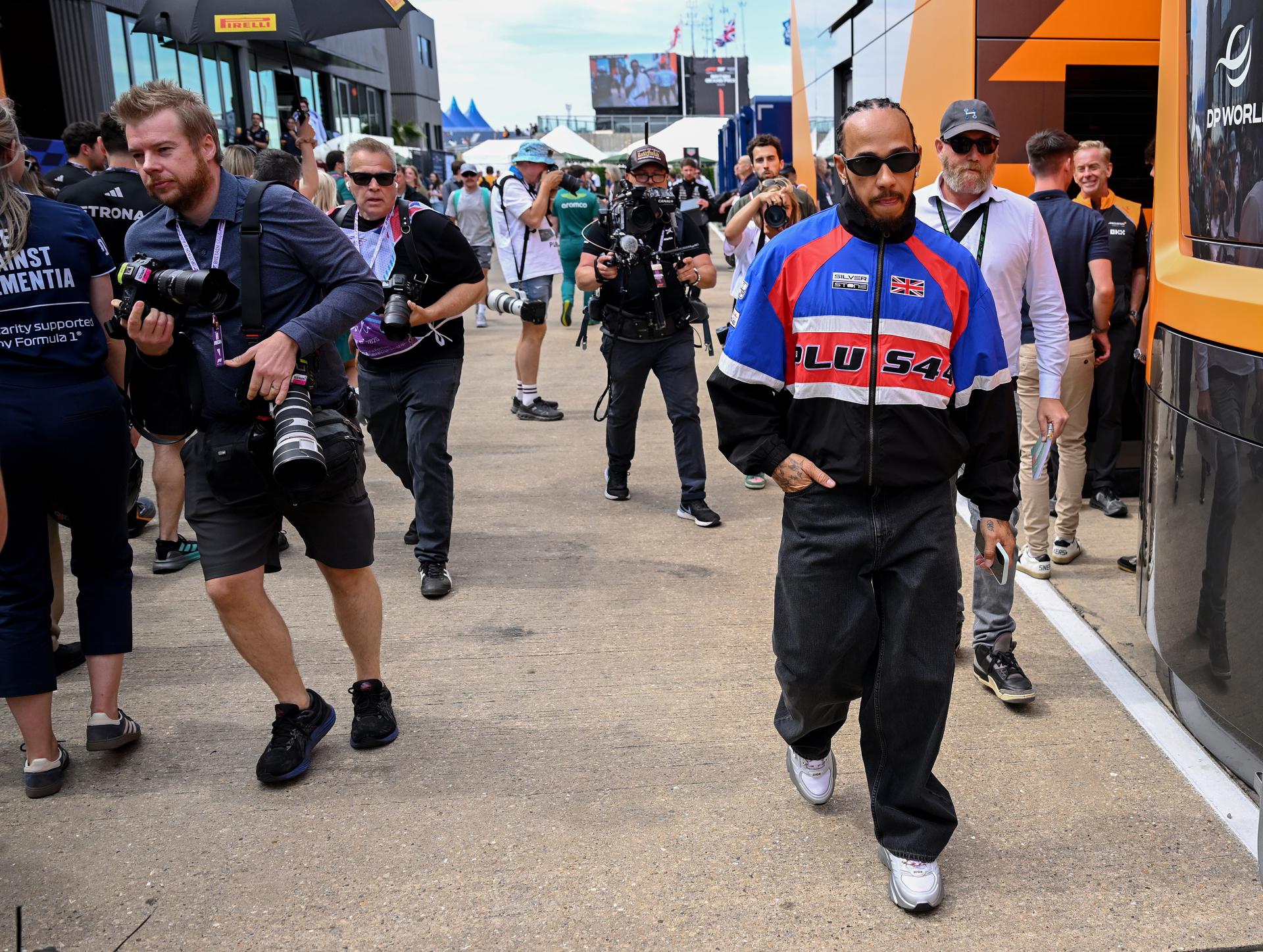 El piloto británico Lewis Hamilton (Ferrari), en el 'paddock' del circuito de Silverstone este viernes, durante la jornada de entrenamientos libres del Gran Premio de Gran Bretaña, duodécimo del Mundial de Fórmula Uno. EFE/EPA/PETER POWELL