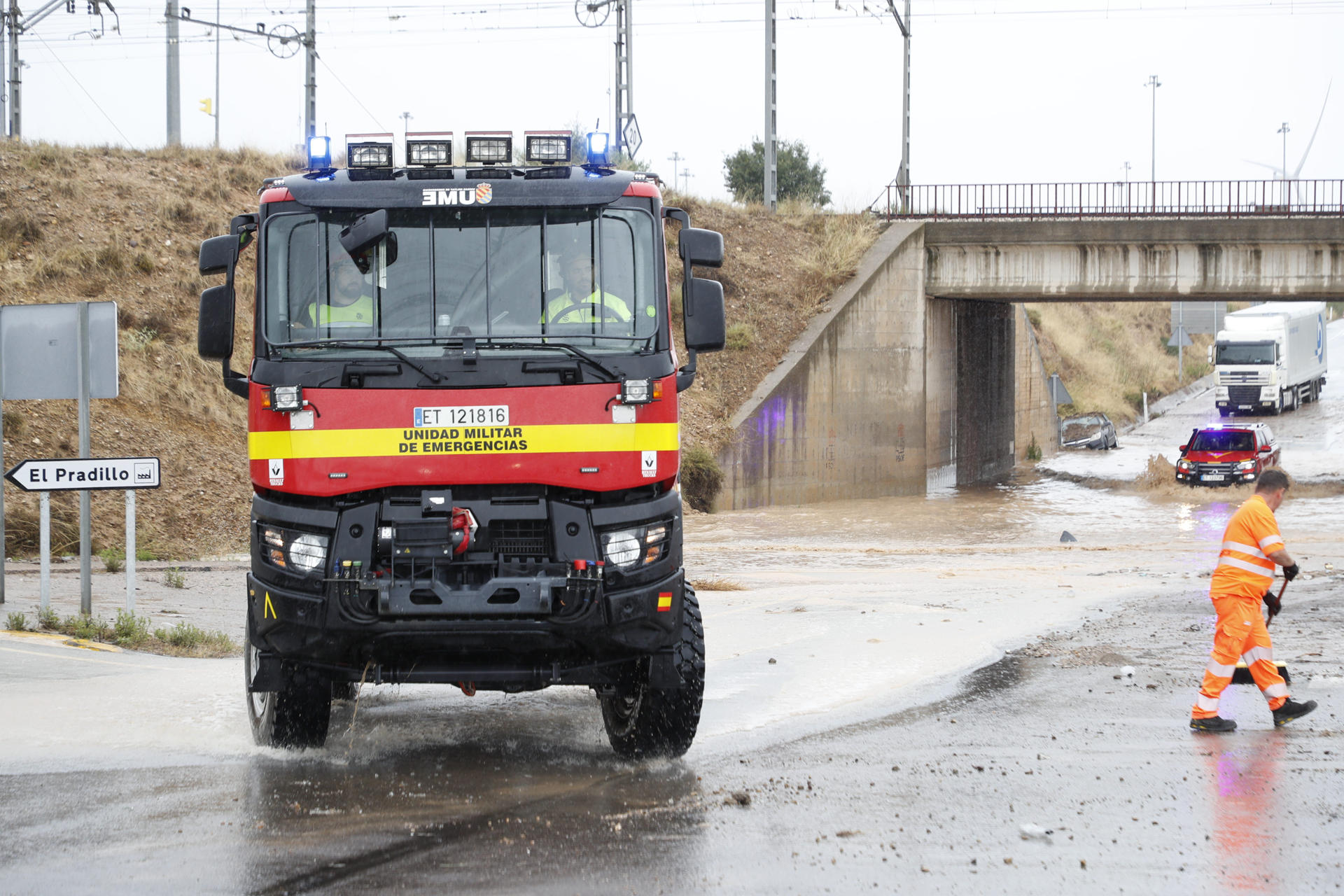 Efectivos de la Unidad Militar de Emergencias trabajan en una carretera inundada próxima a la localidad zaragozana de Grisén este sábado. EFE/ Javier Belver
