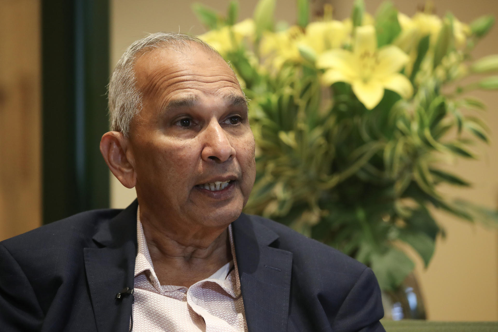 El candidato por Guyana a dirigir el Instituto Interamericano de Cooperación para la Agricultura (IICA), Muhammad Ibrahim, habla en entrevista con EFE este viernes, en Lima (Perú). EFE/ Paolo Aguilar
