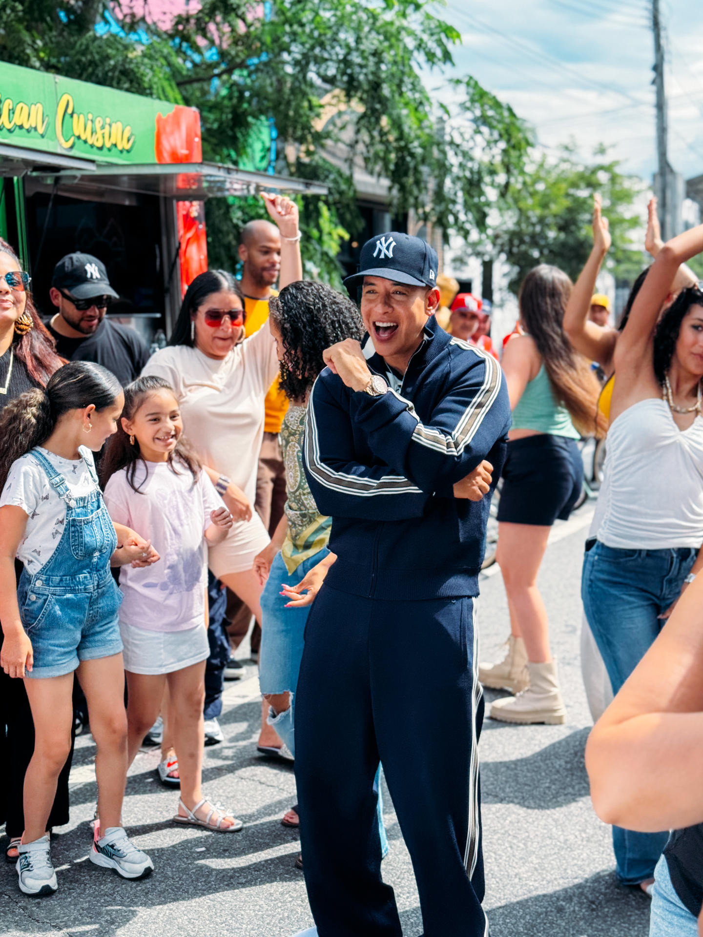 Fotografía cedida por HYBE donde aparece el artista urbano puertorriqueño DY, conocido en la industria musical como Daddy Yankee, quien volvió al ruedo secular con el lanzamiento de su nuevo sencillo, 'Sonríele', en el que demuestra que aunque la vida no sea "perfecta", hay que "sonreír a pesar de todo". EFE/HYBE
