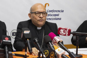 El segundo vicepresidente de la Conferencia Espiscopal Venezolana (CEV), monseñor, Carlos Curiel, habla durante una rueda de prensa este viernes, en Caracas (Venezuela). EFE/ Ronald Peña R.