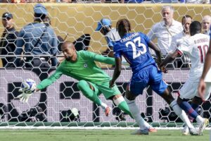 El arquero español del Chelsea Robert Sanchez (i) desvía un balón pateado por Ousmane Dembele (d) del PSG durante la final del Mundial de Clubes. EFE/JUSTIN LANE