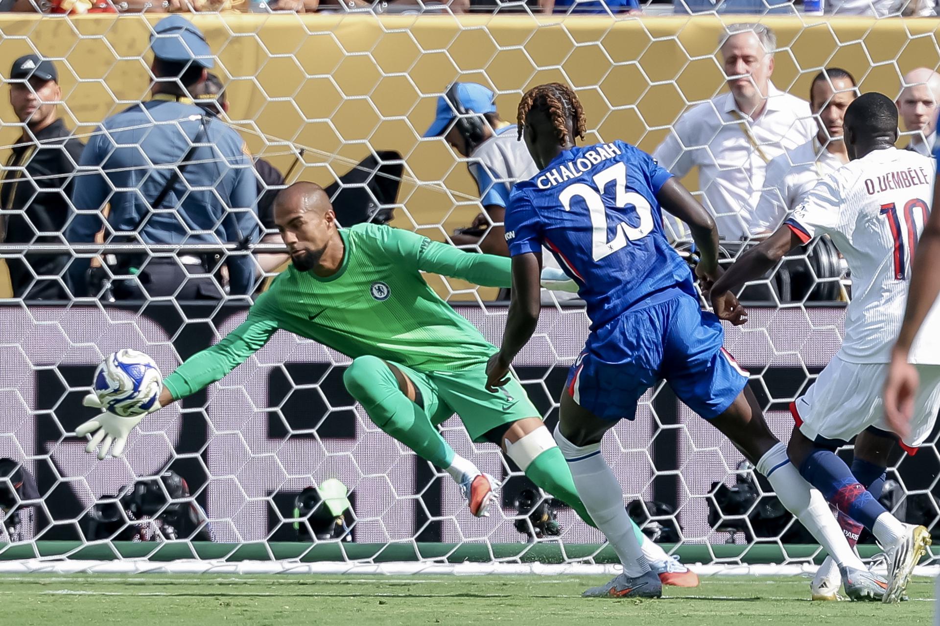El arquero español del Chelsea Robert Sanchez (i) desvía un balón pateado por Ousmane Dembele (d) del PSG durante la final del Mundial de Clubes. EFE/JUSTIN LANE