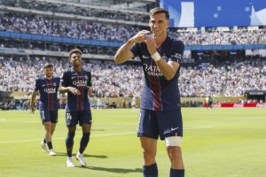 Fabian Ruiz (d), del PSG celebra su segundo gol ante el Real Madrid, el tercero de su equipo en la semifinal del Mundial de Clubes. EFE/EPA/CJ GUNTHER