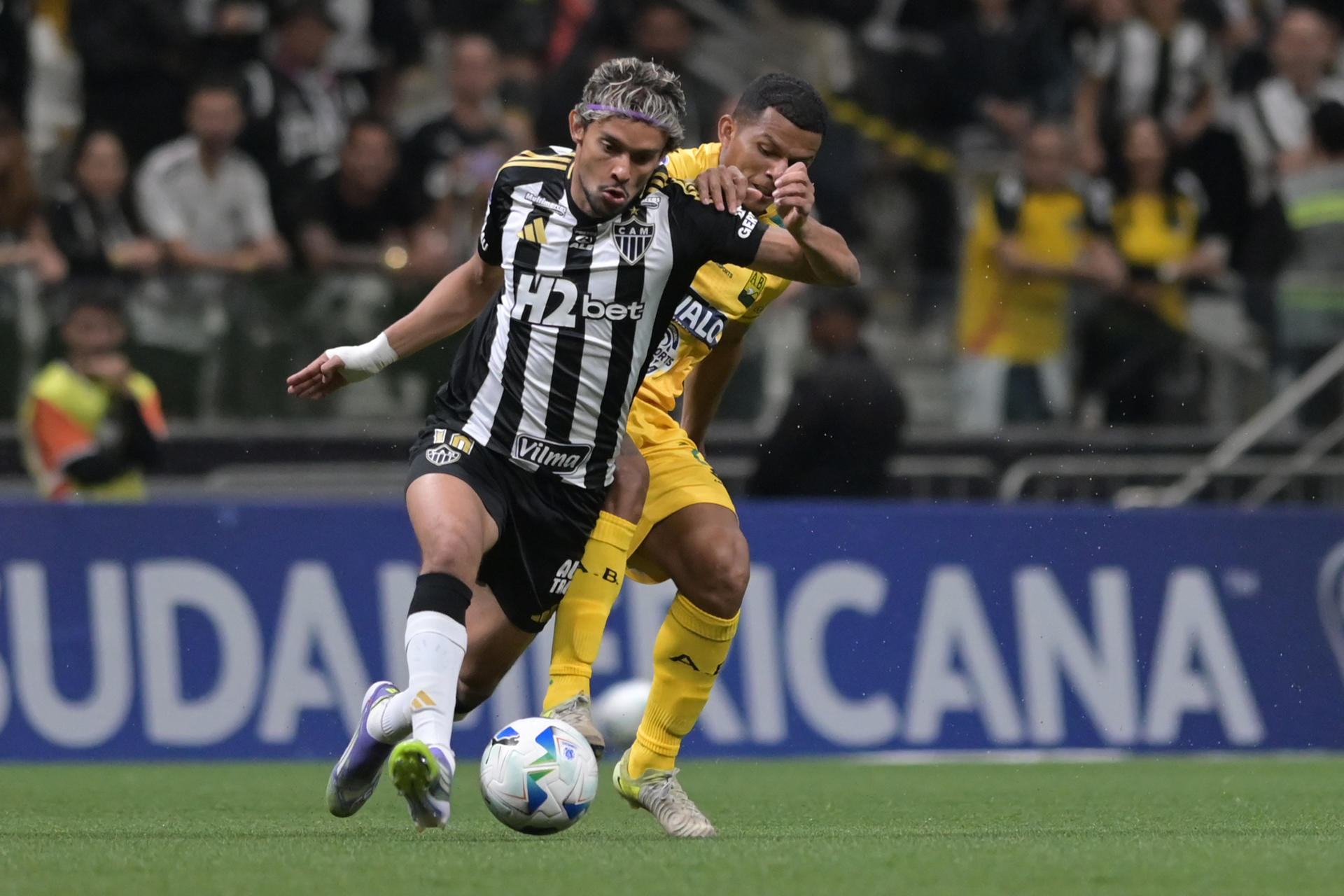 Gustavo Scarpa (i), del Atlético Mineiro, disputa el balón con Aldair Zárate, de Bucaramanga en el estadio Arena MRV en Belo Horizonte. EFE/Joao Guilherme