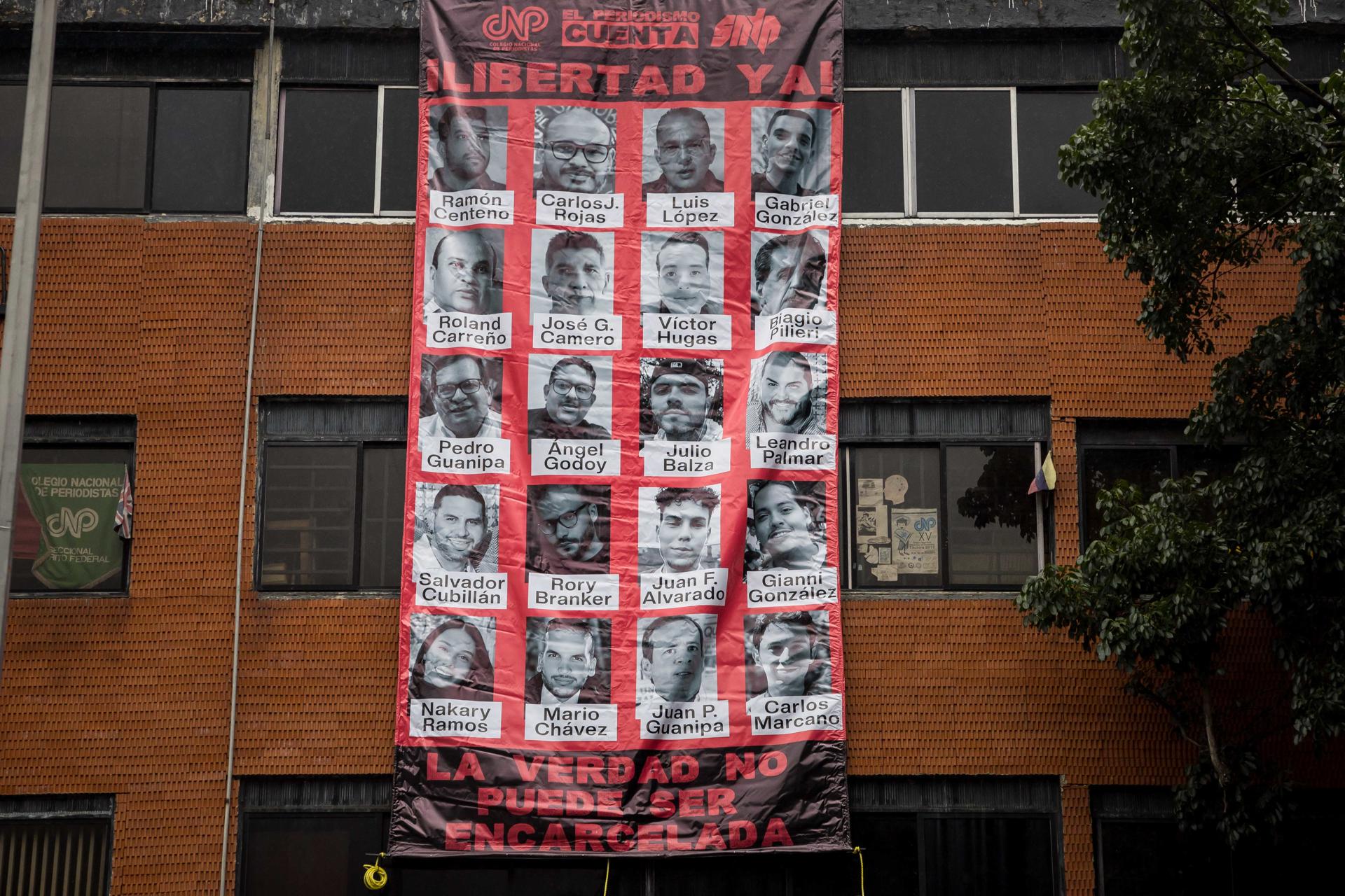 Fotografía de un cartel con la imagen de varios periodistas este viernes, durante la lectura de un comunicado por la libertad de expresión en Caracas (Venezuela). EFE/ Miguel Gutiérrez