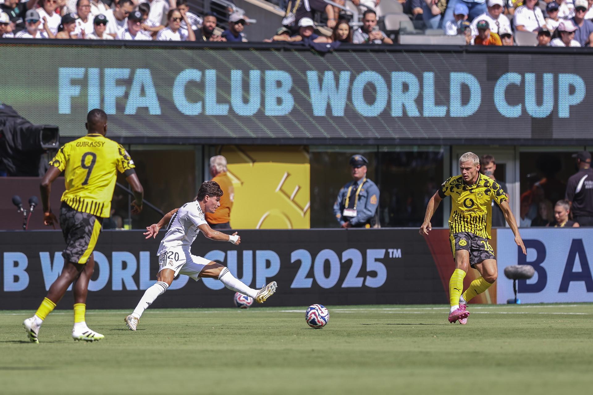 El lateral zurdo Fran Garcia (c) remata a puerta del Borussia Dortmund y marca el 3-2 de la victoria de Real Madrid que le ha clasificado este sábado en Nueva Jersey a las semifinales del Mundial de ClubesEFE/EPA/SARAH YENESEL