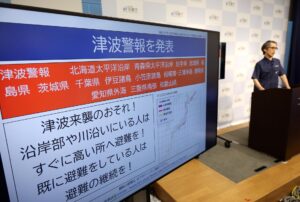 Un funcionario de la Agencia Meteorológica Japonesa ofrece una conferencia de prensa tras un terremoto de magnitud 8,7 que azotó la península rusa de Kamchatka, en Tokio, Japón. EFE/EPA/JIJI PRESS