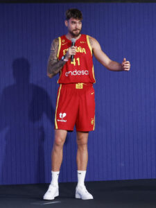 El jugador Juancho Hernangómez interviene en la presentación oficial de la Selección Española Masculina convocada para la fase de preparación del Eurobasket 2025, en Madrid. EFE/ JJ. Guillén