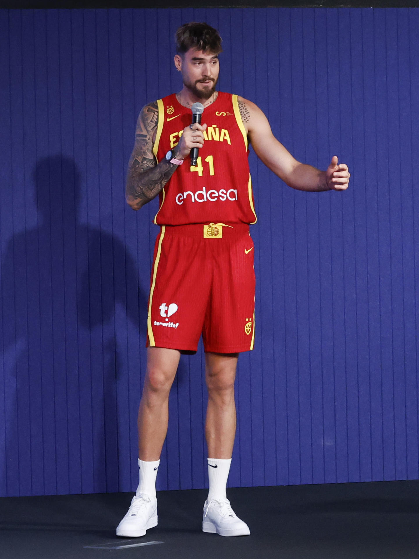 El jugador Juancho Hernangómez interviene en la presentación oficial de la Selección Española Masculina convocada para la fase de preparación del Eurobasket 2025, en Madrid. EFE/ JJ. Guillén