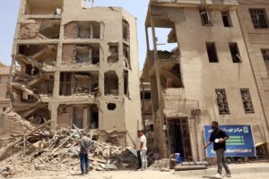 Imagen del 26 de junio de 2025 de un edificio dañado por un bombardeo israelí en Teherán. EFE/EPA/ABEDIN TAHERKENAREH