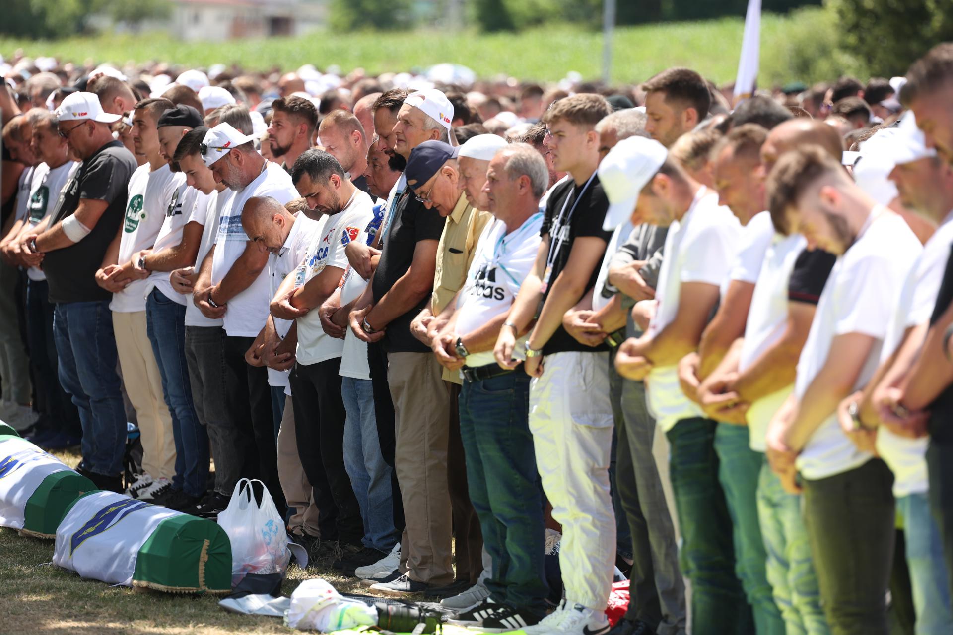 Musulmanes bosnios asisten al funeral de siete víctimas musulmanas bosnias recién identificadas del genocidio de Srebrenica, durante una ceremonia fúnebre en el Centro Memorial y Cementerio de Potocari, en Srebrenica, Bosnia y Herzegovina, el 11 de julio de 2025. El entierro forma parte de una ceremonia conmemorativa para marcar el 30º aniversario del genocidio de Srebrenica, considerado la peor atrocidad de la guerra de Bosnia de 1992-95. Más de 8,000 hombres y niños musulmanes fueron ejecutados en la matanza de 1995 después de que las fuerzas serbobosnias tomaran la ciudad. (Bosnia-Herzegovina) EFE/EPA/HAZIM ALJOVIC BOSNIA AND HERZEGOVINA OUT