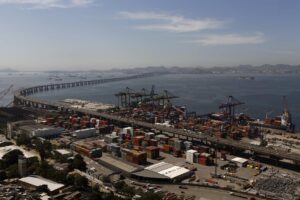 Fotografía de archivo de un puerto desde donde salen las exportaciones de Brasil. EFE/Marcelo Sayao
