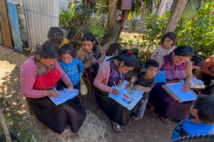 Indígenas tzotziles toman clases este viernes, en el municipio de San Cristobal de las Casas, Chiapas (México). EFE/ Carlos López
