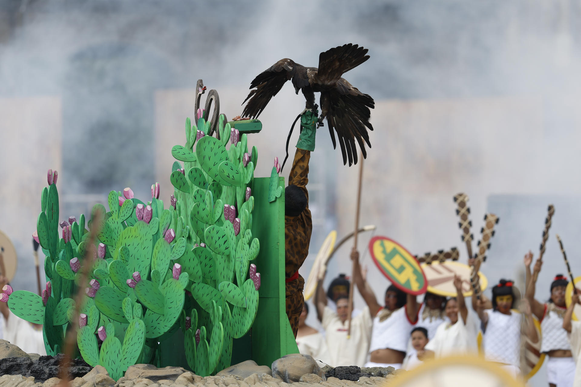 Artistas participan en la ceremonia conmemorativa por los 700 años de la fundación de México-Tenochtitlan este sábado, en la explanada del Zócalo en la Ciudad de México (México). EFE/ Sáshenka Gutiérrez