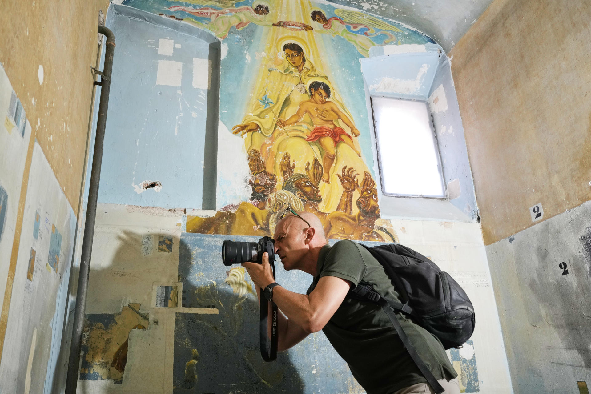 La Generalitat y el Ayuntamiento de Barcelona presentaron hoy los resultados del proceso de conservación y restauración de las pinturas murales que el artista y preso político Helios Gómez realizó en los años 50 del pasado siglo en la antigua cárcel Modelo, en una celda que pasó a denominarse la 'Capilla Gitana'. EFE/Alejandro García