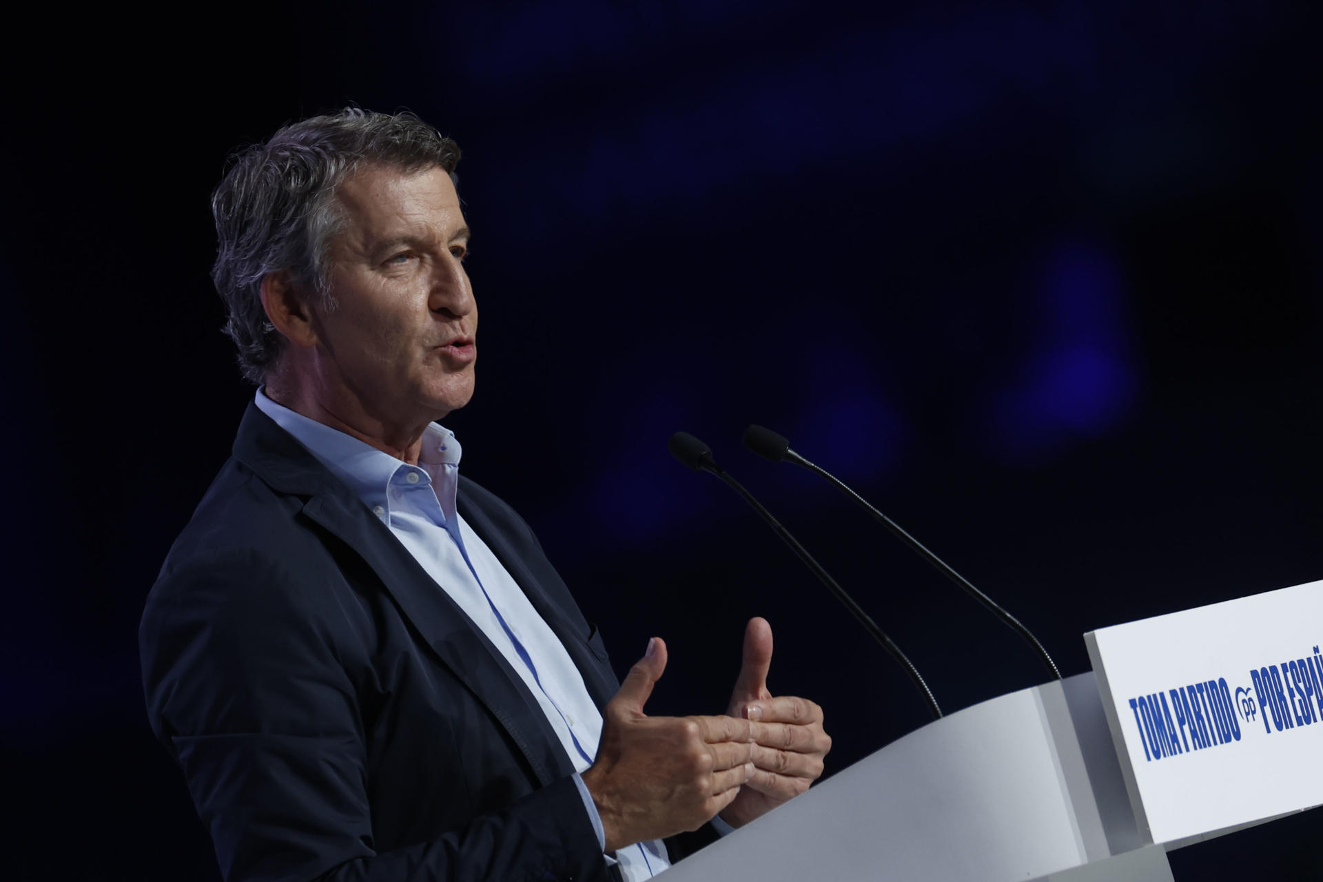 El líder del PP, Alberto Núñez Feijóo, interviene en la sesión de clausura del XXI Congreso Nacional de la formación este domingo en Madrid. Alberto Núñez Feijóo ha resultado reelegido presidente del partido por un 99,24 % de los votos y ha salido reforzado de cara a ganar al presidente del Gobierno, Pedro Sánchez, en unas elecciones. EFE/ Javier Lizón