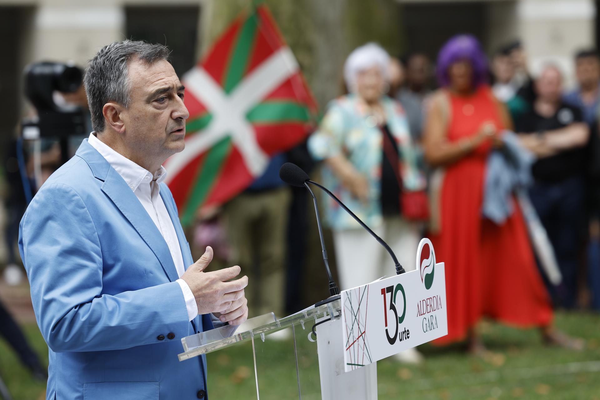 BILBAO, 28/07/2025.-El presidente del PNV, Aitor Esteban (i), y el lehendakari, Imanol Pradales, entre otros, han participado este lunes en Bilbao en el acto de conmemoración del 130 aniversario de la fundación del partido, junto a la estatua en homenaje a Sabino Arana. EFE/ Miguel Toña