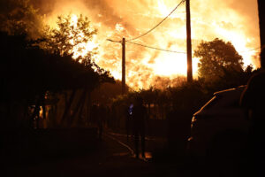Vista del incendio forestal de A Cañiza (Pontevedra) este jueves.EFE/ Sxenick