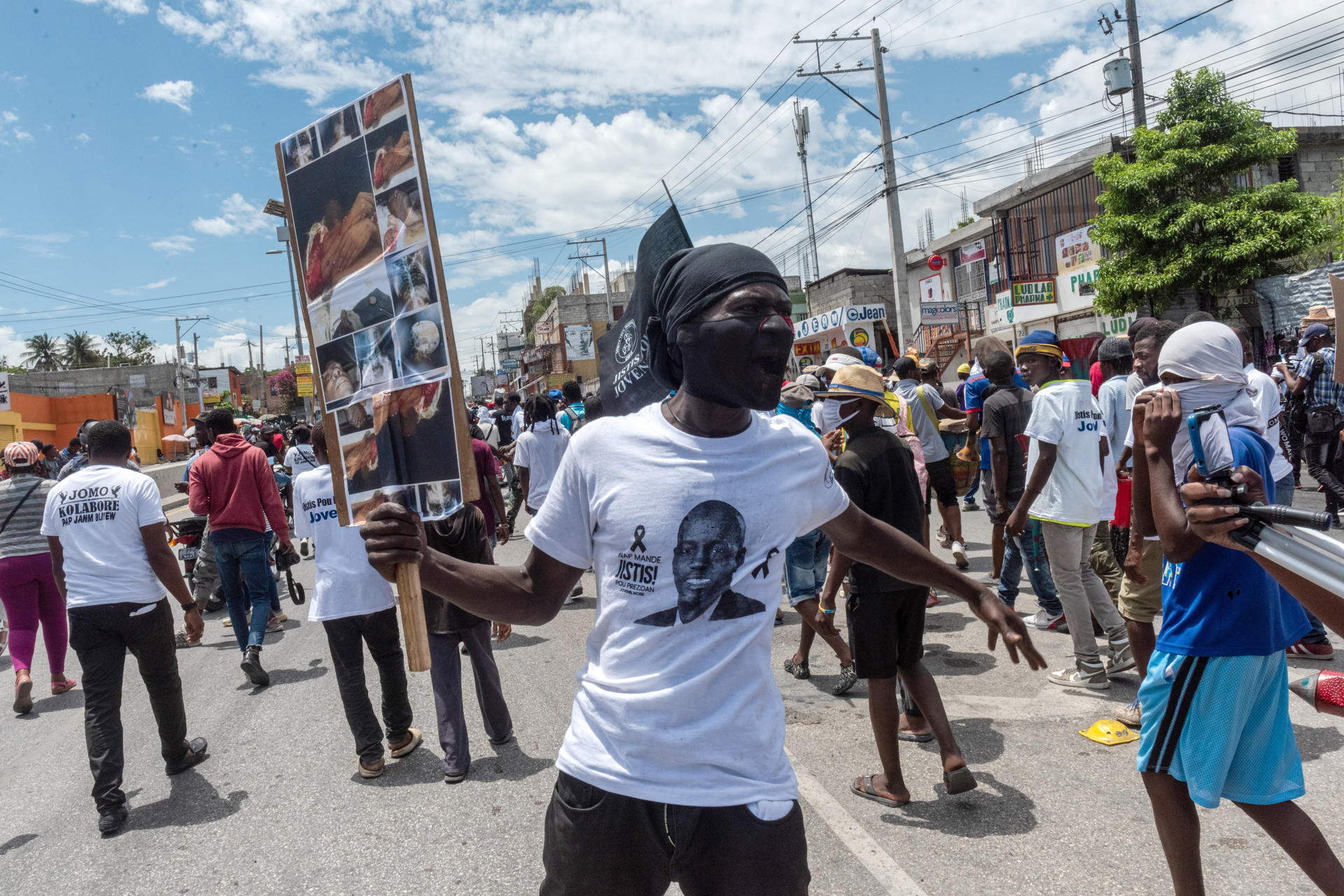 Fotografía de archivo de un hombre participando en una protesta, pidiendo justicia por el asesinato del presidente Jovenel Moïse. EFE/ Johnson Sabin/ARCHIVO