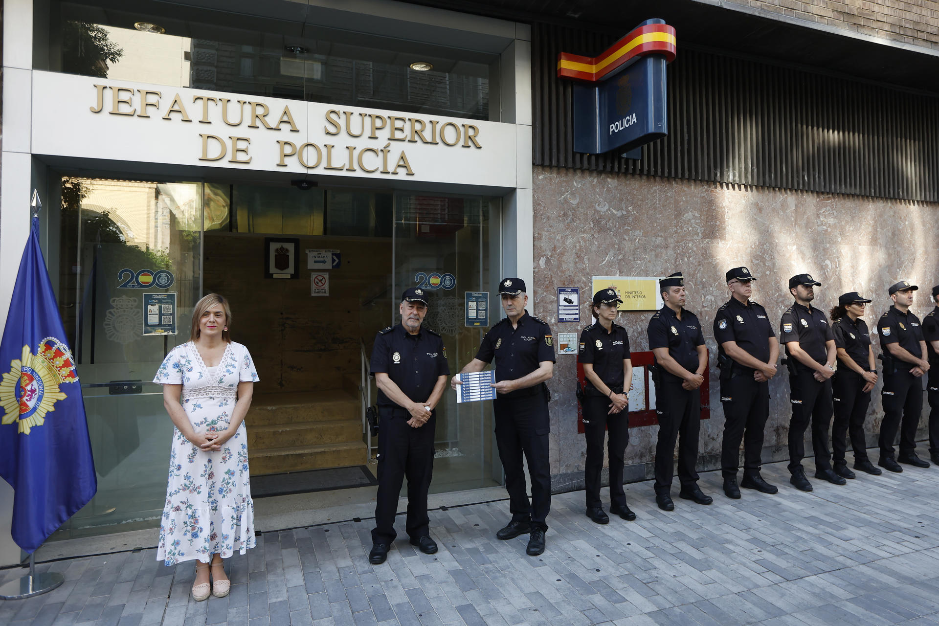 El Jefe Superior de Policía de Navarra Manuel Jesús del Collado Olivares (2i) y la Delegada del Gobierno Alicia Echeverria durante la presentación del dispositivo especial de seguridad para San Fermín 2025. EFE/ Jesús Diges