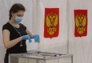 Votante ejerciendo su derecho al voto en plebiscito Rusia. EFE/SERGEI ILNITSKY/Archivo
