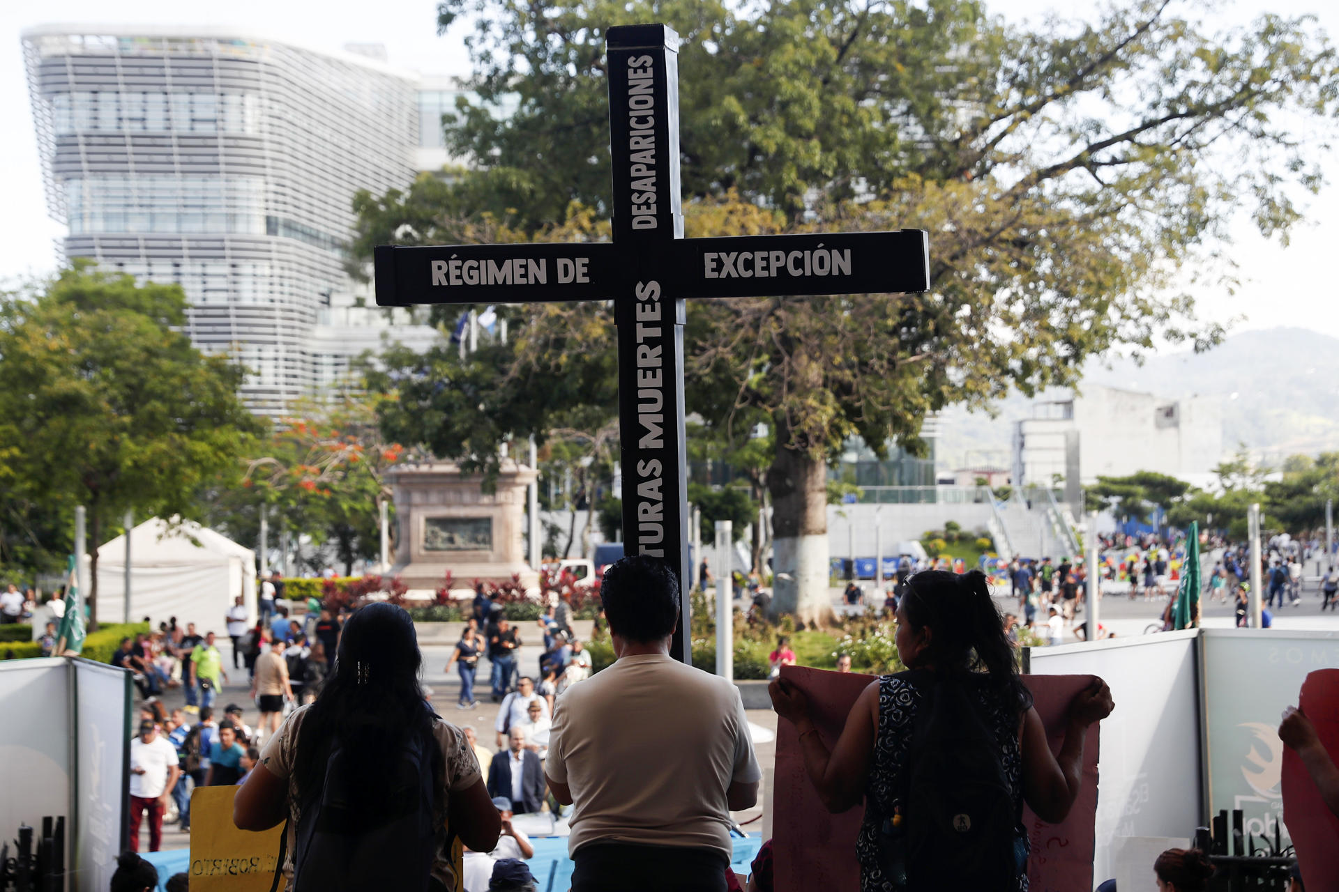 Personas participan en una manifestación frente a la Catedral Metropolitana este sábado, en San Salvador (El Salvador). EFE/ Rodrigo Sura