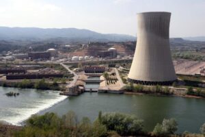 Imagen de archivo de las instalaciones de Ascó junto al río Ebro. EFE/Jaume Sellart