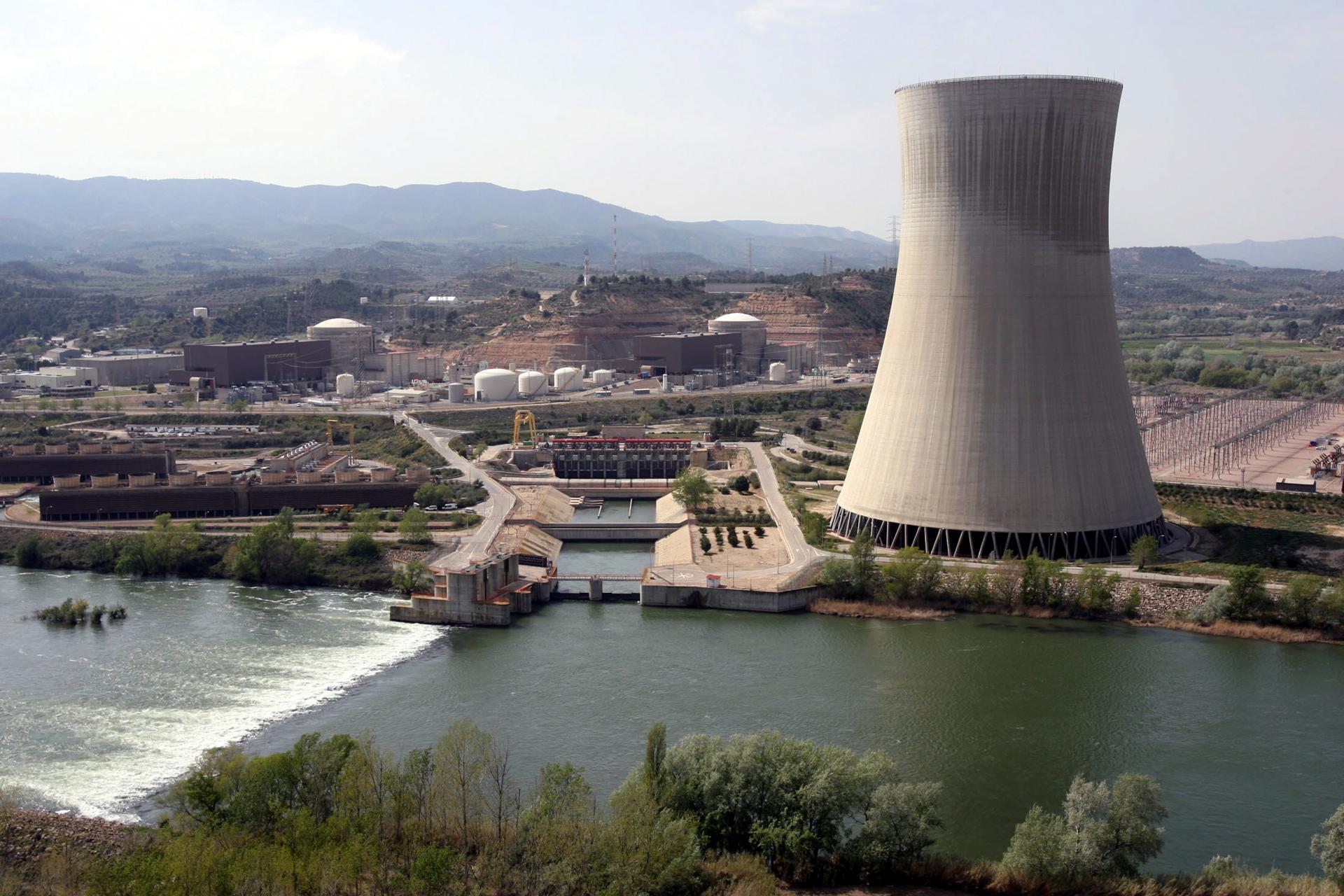 Imagen de archivo de las instalaciones de Ascó junto al río Ebro. EFE/Jaume Sellart
