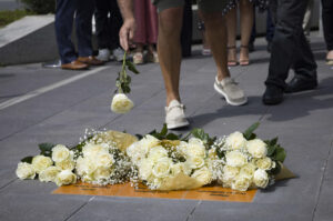 El Ayuntamiento de San Sebastián ha colocado tres nuevas placas en memoria de sendos policías nacionales asesinados por ETA, en un acto celebrado este sábado al que han acudido familiares de las víctimas y la corporación municipal. EFE/Javier Etxezarreta