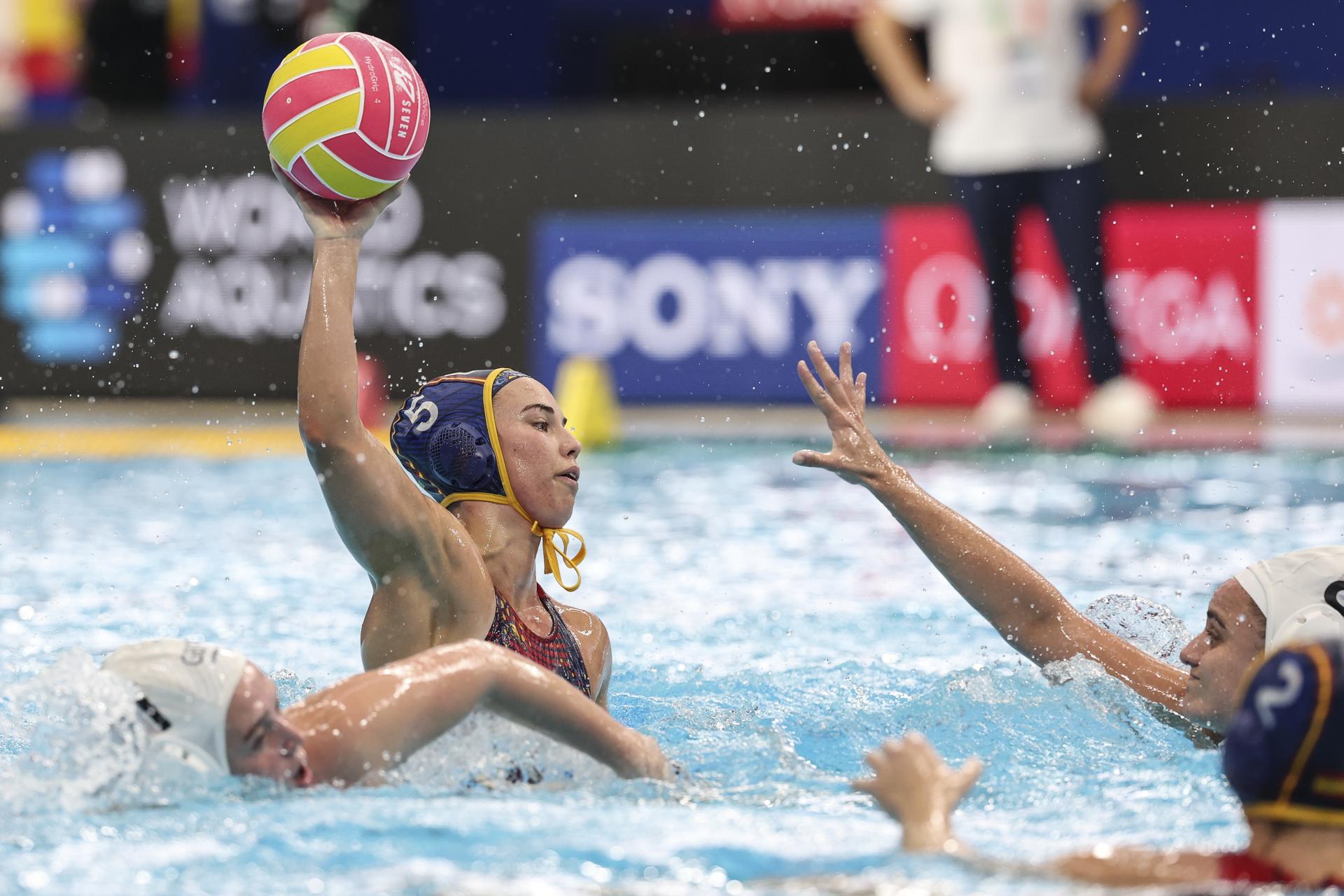 La española Nona Perez Vivas (I) en acción durante la ronda preliminar del partido de waterpolo femenino entre Gran Bretaña y España en el Campeonato Mundial de Natación Singapur 2025. EFE/EPA/HOW HWEE YOUNG
