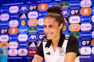 Montse Tomé, seleccionadora española, en rueda de prensa este jueves, reconoció que ganar a la selección italiana siempre ha sido difícil, pero agregó que su equipo está preparado para hacerlo en su último partido de la fase de grupos de la Eurocopa que se disputará este viernes en Berna. EFE/RFEF/David Aliaga  - SOLO USO EDITORIAL, SOLO DISPONIBLE PARA ILUSTRAR LA NOTICIA QUE ACOMPAÑA (CRÉDITO OBLIGATORIO) -