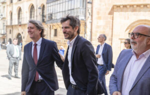 El ministro de Cultura, Ernest Urtasun (c), acompañado del alcalde de Soria, Carlos Martínez (i) y del subdelegado del Gobierno en Soria, Miguel Latorre (d) a su llegada para asistir a la celebración del 150 aniversario de Antonio Machado, este jueves en Soria. EFE/ Wifredo Garcia