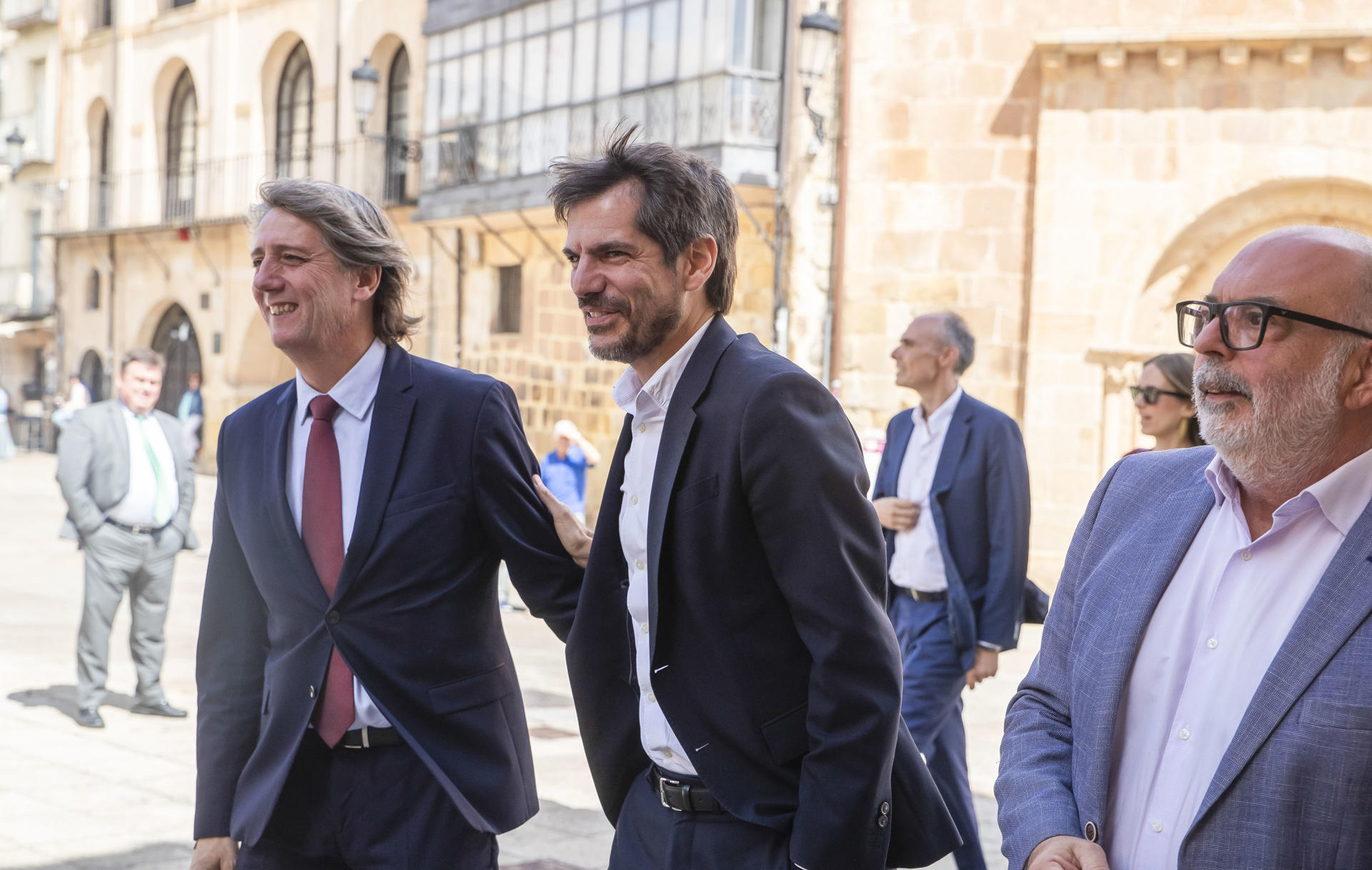 El ministro de Cultura, Ernest Urtasun (c), acompañado del alcalde de Soria, Carlos Martínez (i) y del subdelegado del Gobierno en Soria, Miguel Latorre (d) a su llegada para asistir a la celebración del 150 aniversario de Antonio Machado, este jueves en Soria. EFE/ Wifredo Garcia