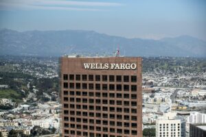 Una imagen de archivo tomada desde el piso 61 de la Torre del Banco de EE.UU. muestra el edificio del banco Wells Fargo en el centro de Los Ángeles, California, EE.UU. EFE/ETIENNE LAURENT