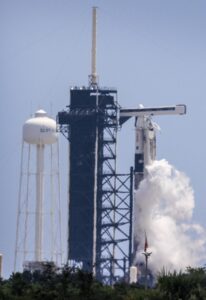 La nave espacial SpaceX Dragon en un cohete Falcon 9, que transporta la misión NASA Crew 11, está acoplada en el Complejo de Lanzamiento 39A después de que el lanzamiento se cancelara debido a condiciones climáticas desfavorables en el Centro Espacial Kennedy en Florida. EFE/Cristóbal Herrera-Ulashkevich