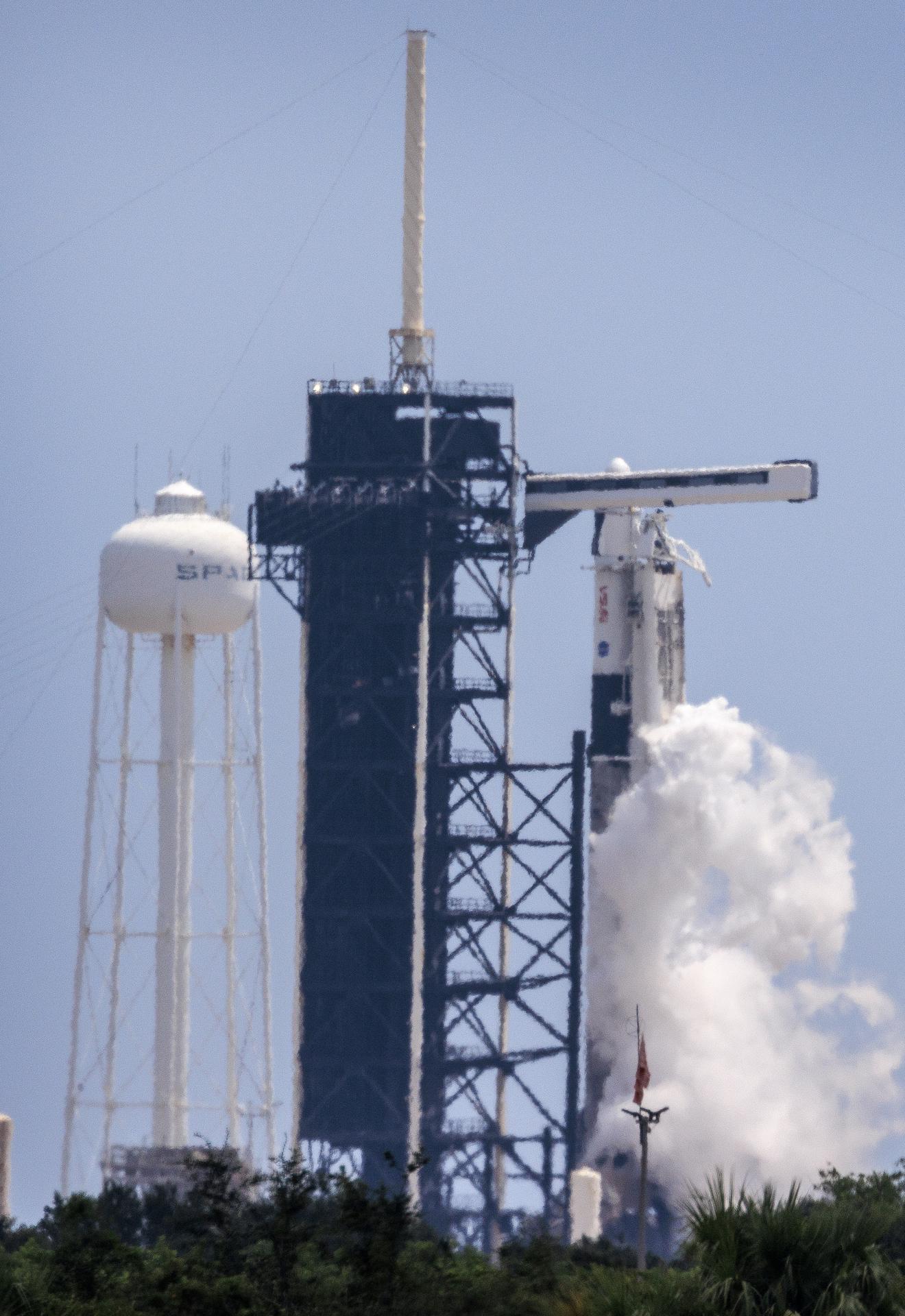 La nave espacial SpaceX Dragon en un cohete Falcon 9, que transporta la misión NASA Crew 11, está acoplada en el Complejo de Lanzamiento 39A después de que el lanzamiento se cancelara debido a condiciones climáticas desfavorables en el Centro Espacial Kennedy en Florida. EFE/Cristóbal Herrera-Ulashkevich
