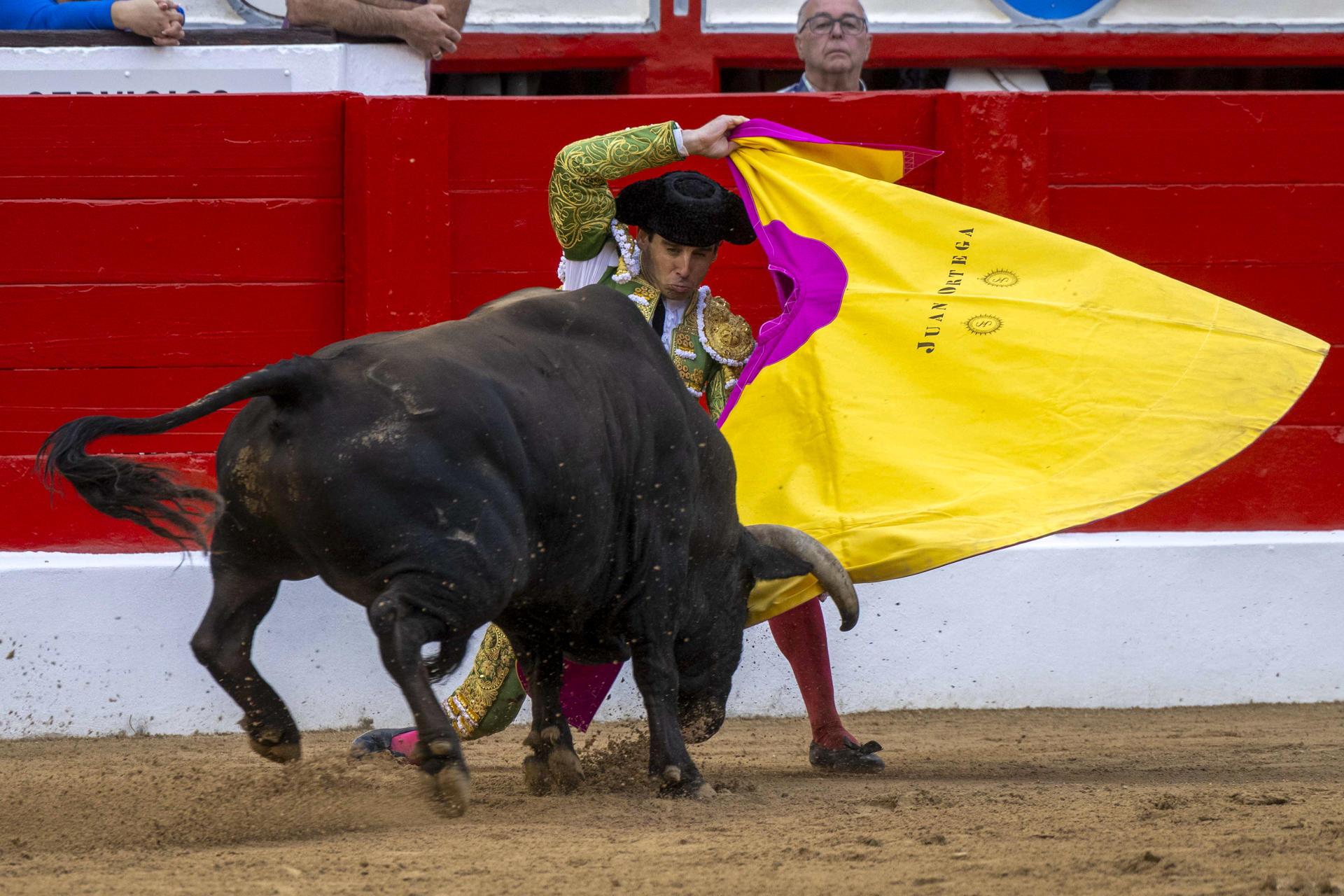 - El torero Juan Ortega da un pase con el capote, durante el 'mano a mano' con Morante de la Puebla en el quinto día de la Feria de Santiago de Santander celebrado este miércoles en la capital cántabra. EFE/Pedro Puente
