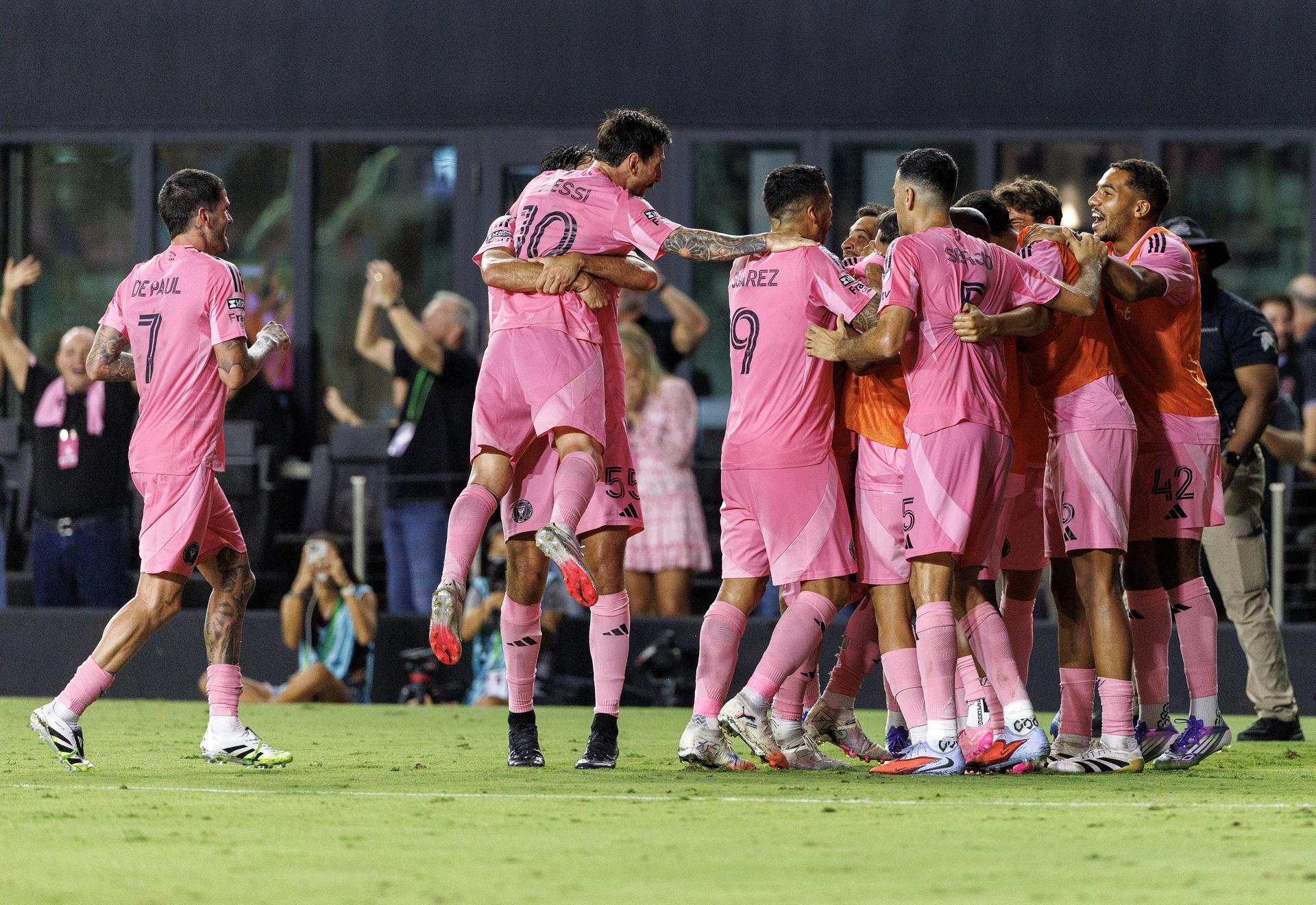Jugadores de Inter Miami celebran este miércoles el triunfo agónico por 2-1 sobre el Atlas mexicano en partido de la primera jornada de la Leagues Cup jugado en Fort Lauderdale (Florida). EFE/EPA/CRISTOBAL HERRERA-ULASHKEVICH
