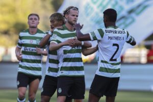Elñ jugador del Sporting Morten Hjulmand (C) celebra el 1-0 ante el Villarreal. EFE/EPA/ANTONIO COTRIM