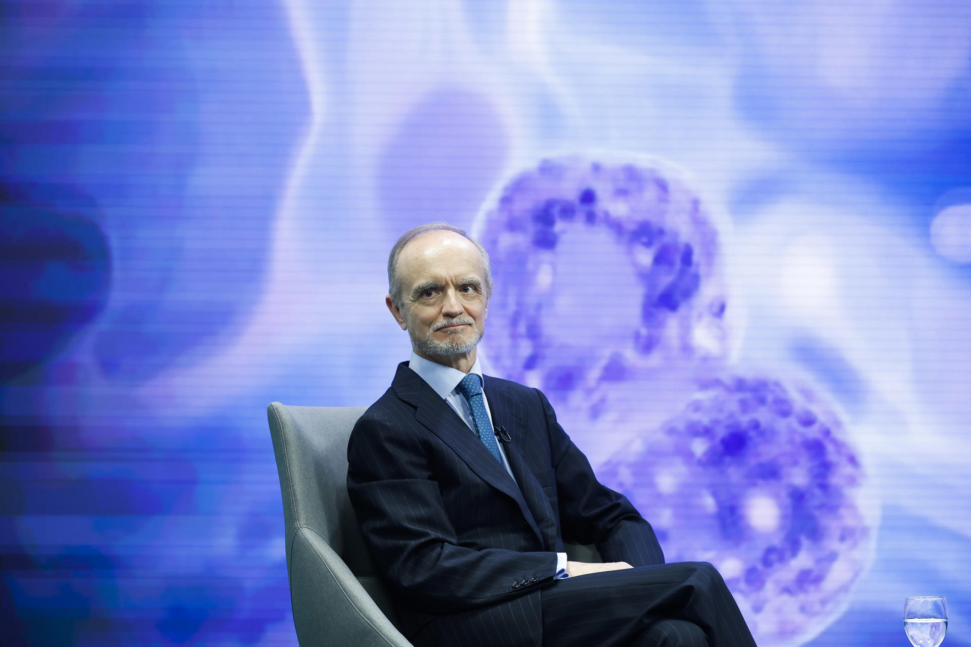 El doctor Eduardo López Bran, jefe del Departamento de Dermatología del Hospital Clínico San Carlos de Madrid y director médico de la clínica IMEMA, durante el evento "Terapia con células madre: más cerca del fin de la alopecia" en el contexto de los Diálogos EFE Salud, en el plató de la Agencia EFE, en Madrid. EFE/David Fernández
