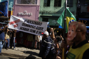 Fotografía del 18 de julio de 2025 de personas sosteniendo una pancarta durante una manifestación en Sao Paulo (Brasil). EFE/ Isaac Fontana