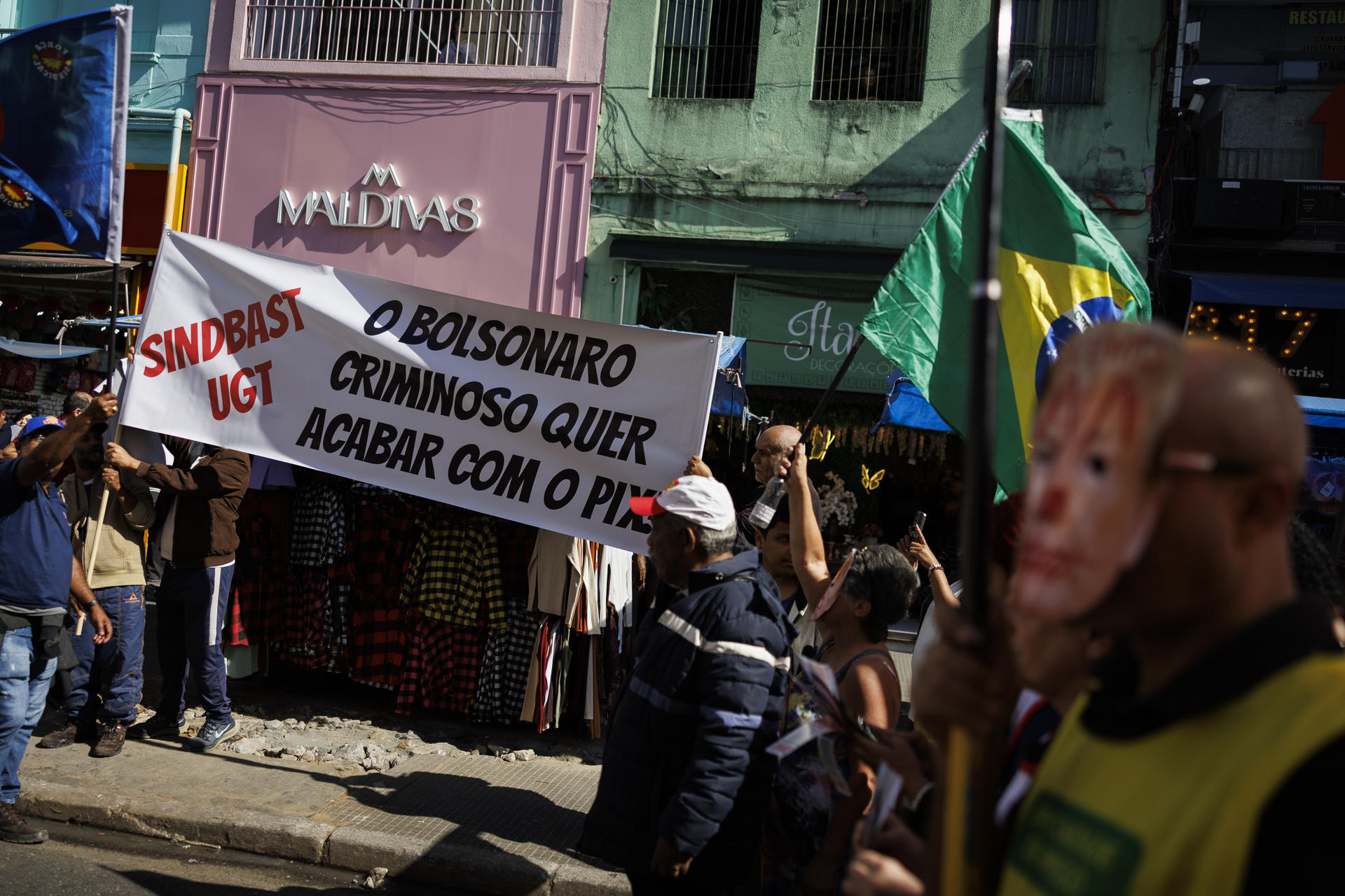 Fotografía del 18 de julio de 2025 de personas sosteniendo una pancarta durante una manifestación en Sao Paulo (Brasil). EFE/ Isaac Fontana
