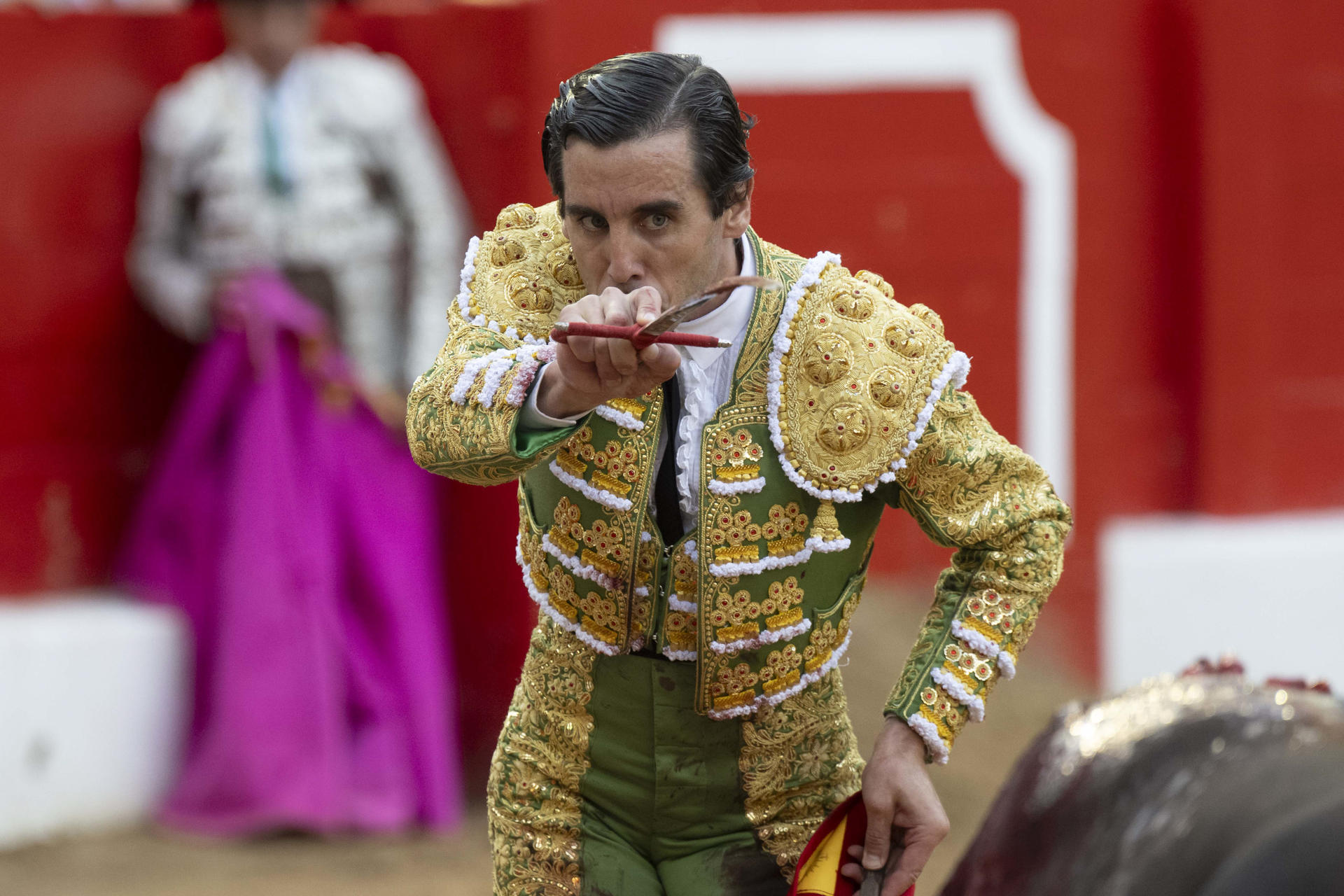 El torero Juan Ortega se dispone a entrar a matar, durante el 'mano a mano' con Morante de la Puebla en el quinto día de la Feria de Santiago de Santander celebrado este miércoles en la capital cántabra. EFE/Pedro Puente
