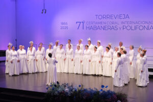 Integrantes del coro de Letonia, Balta Riga, durante su participación en el 71 Certamen Coral Internacional Habaneras y Polifonía de Torrevieja que se ha celebrado hoy sábado en la localidad alicantina. EFE / Pablo Miranzo.