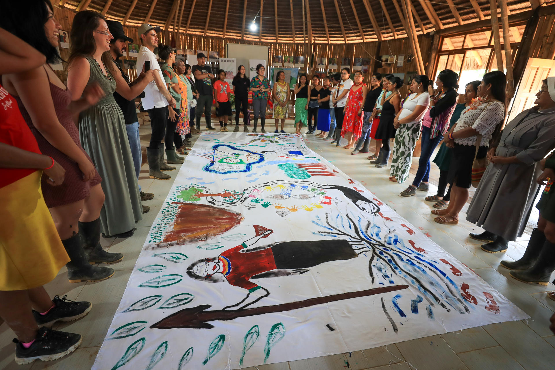 Fotografía tomada el pasado 28 de junio de un grupo de mujeres tras pitar un telar, durante el primer Encuentro de Mujeres Juristas que defienden la Amazonia y Defensoras Indígenas de la Selva, en Sarayaku (Ecuador). EFE/José Jácome